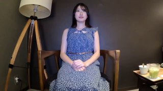 美女落九川清纯甜美活泼萌妹，掏出大奶子揉捏，超短裙里面没穿内裤，超近特写揉搓肥穴，双指扣入水声哗哗1